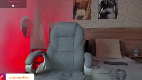 Snapshot of noahcrux chatting on October 3, 8:36 pm Noah online show from October 3, 8:36 pm