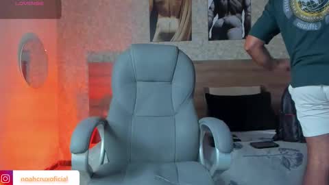 Snapshot of noahcrux chatting on October 10, 8:02 pm Noah online show from October 10, 8:02 pm