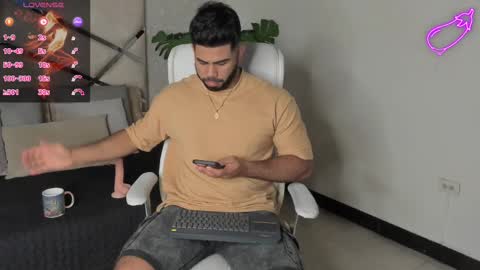 Snapshot of noahcrux chatting on February 17, 12:16 pm Noah online show from February 17, 12:16 pm