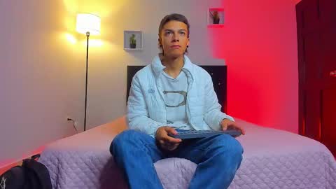 noahh_sky online show from April 12, 3:42 am