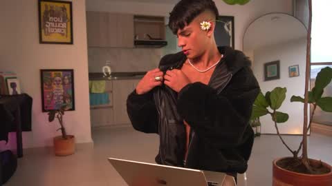 Noah     online show from April 11, 10:13 pm