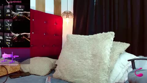 Oliver  Smith online show from October 31, 3:04 pm