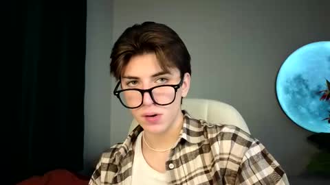 Snapshot of oliver_starboy chatting on September 25, 6:23 am Oliver online show from September 25, 6:23 am