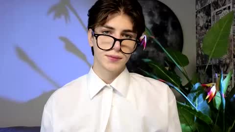 Snapshot of oliver_starboy chatting on October 9, 6:40 am Oliver online show from October 9, 6:40 am