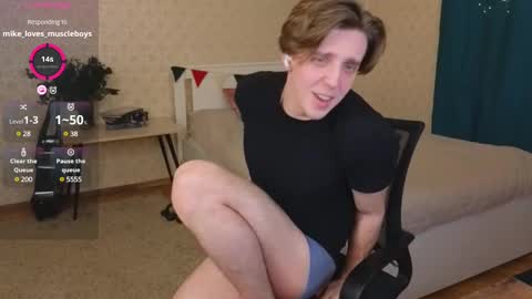 Snapshot of oliver_travis chatting on February 20, 12:19 am Oliver Evans online show from February 20, 12:19 am