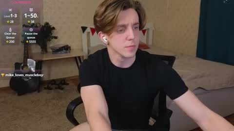 Snapshot of oliver_travis chatting on February 26, 11:46 pm Oliver Evans online show from February 26, 11:46 pm