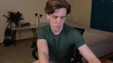 Snapshot of oliver_travis chatting on February 22, 12:27 am Oliver Evans online show from February 22, 12:27 am