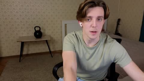 Snapshot of oliver_travis chatting on December 12, 12:05 am Oliver Evans online show from December 12, 12:05 am