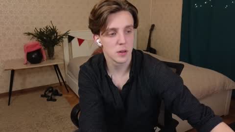 Snapshot of oliver_travis chatting on January 4, 12:37 am Oliver Evans online show from January 4, 12:37 am