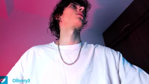 Snapshot of olliver___y chatting on February 14, 4:15 am online show from February 14, 4:15 am