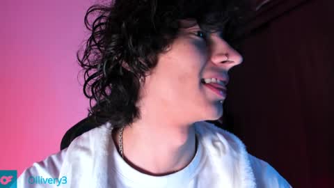 Snapshot of olliver___y chatting on December 23, 5:28 am online show from December 23, 5:28 am