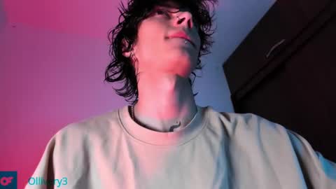 Snapshot of olliver___y chatting on February 25, 2:58 am online show from February 25, 2:58 am