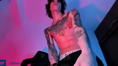 Snapshot of olliver___y chatting on December 13, 4:11 am online show from December 13, 4:11 am