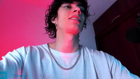 Snapshot of olliver___y chatting on January 24, 1:13 am online show from January 24, 1:13 am