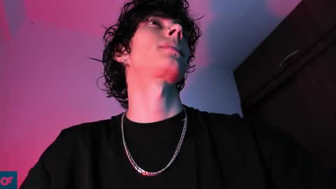 Snapshot of olliver___y chatting on February 16, 12:43 am online show from February 16, 12:43 am