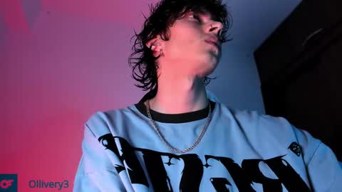 Snapshot of olliver___y chatting on February 10, 2:41 am online show from February 10, 2:41 am