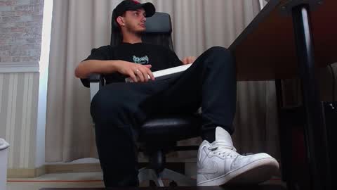 OscarGriffin online show from September 27, 6:33 am