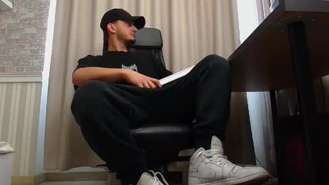 OscarGriffin online show from September 21, 5:51 am