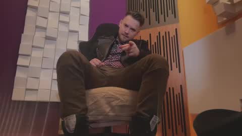 Snapshot of oscarsavage chatting on March 8, 8:35 pm Oscar Steel Savage online show from March 8, 8:35 pm