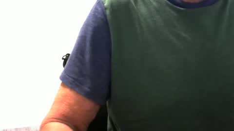 Snapshot of ossibottom chatting on October 9, 1:32 am Ossi online show from October 9, 1:32 am