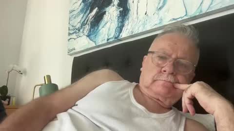 Snapshot of ozhairybearxxxx chatting on December 15, 1:46 am ozhairybearxxxx online show from December 15, 1:46 am