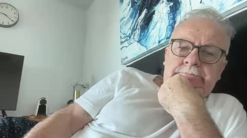 Snapshot of ozhairybearxxxx chatting on December 19, 10:21 pm ozhairybearxxxx online show from December 19, 10:21 pm
