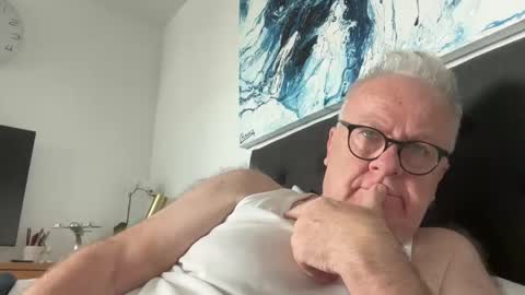 Snapshot of ozhairybearxxxx chatting on December 31, 1:04 am ozhairybearxxxx online show from December 31, 1:04 am