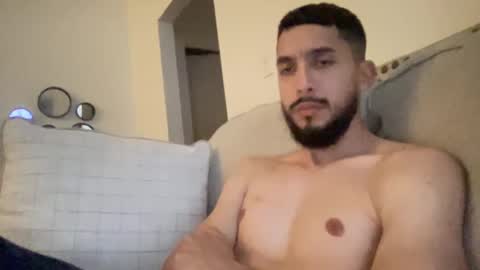 Snapshot of papicubano_guapo23cm chatting on March 1, 8:25 am papicubano_guapo23cm online show from March 1, 8:25 am