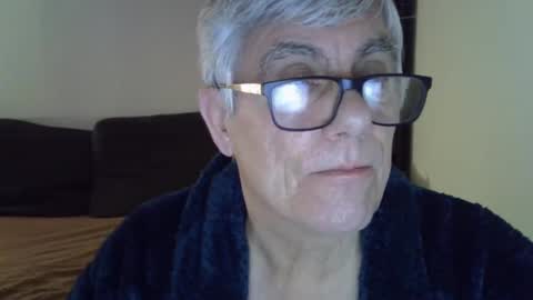Snapshot of patrick5275 chatting on February 20, 7:01 am patrick5275 online show from February 20, 7:01 am