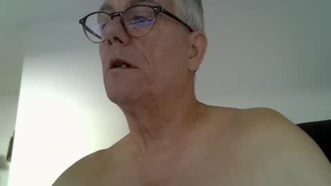 Snapshot of patrick5275 chatting on October 6, 8:19 am patrick5275 online show from October 6, 8:19 am
