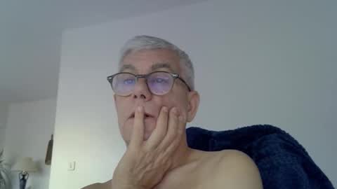 Snapshot of patrick5275 chatting on September 17, 5:52 am patrick5275 online show from September 17, 5:52 am