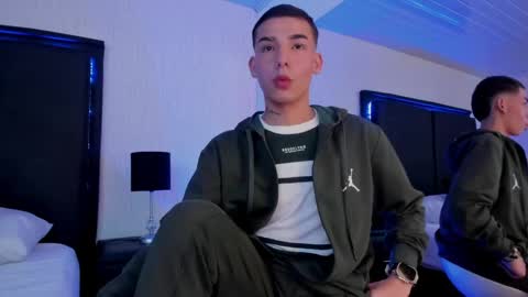 PaulSaenz online show from April 28, 3:33 am