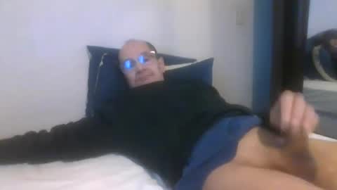 Snapshot of pichoun71 chatting on December 21, 10:06 am pichoun71 online show from December 21, 10:06 am
