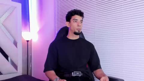 prince_arthur77 online show from July 19, 2:56 pm