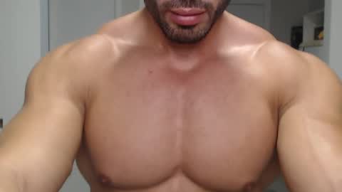 Snapshot of promuscles4u chatting on March 1, 8:42 pm promuscles4u online show from March 1, 8:42 pm