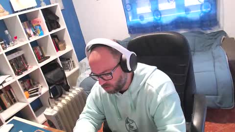 ravingr3d3 online show from March 18, 9:12 am