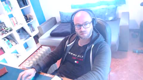 ravingr3d3 online show from December 8, 2:41 pm