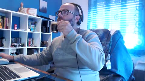 ravingr3d3 online show from December 17, 2:44 pm