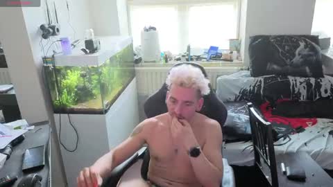 Rayzel online show from April 16, 3:23 pm