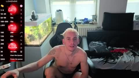 Rayzel White online show from April 25, 6:38 pm