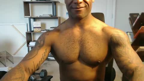 Snapshot of realreyblack chatting on October 10, 3:39 pm Rey online show from October 10, 3:39 pm