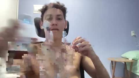 roandry909974 online show from March 11, 1:45 am