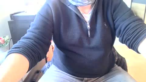 Snapshot of rolandloser1000 chatting on March 1, 12:34 pm rolandloser1000 online show from March 1, 12:34 pm
