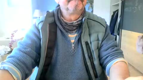Snapshot of rolandloser1000 chatting on February 4, 9:28 am rolandloser1000 online show from February 4, 9:28 am