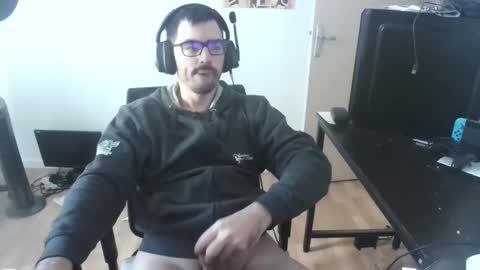 Snapshot of romainb72 chatting on December 7, 9:06 am romainb72 online show from December 7, 9:06 am