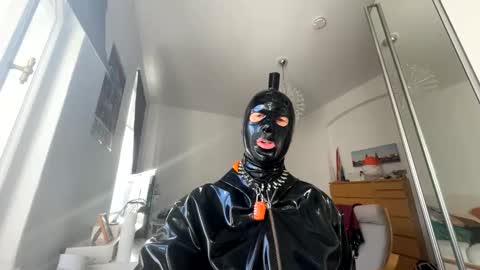 rubberlockedbitch1 online show from March 6, 3:24 pm