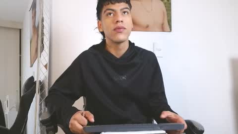  R U S S E L L  online show from February 26, 2:18 pm