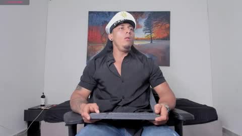 ryanwhite3 online show from April 12, 9:27 pm