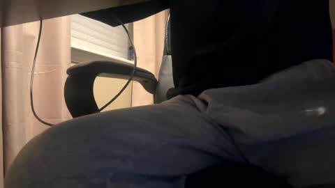 Snapshot of scb894682 chatting on December 5, 6:21 am Skinny College Boy online show from December 5, 6:21 am