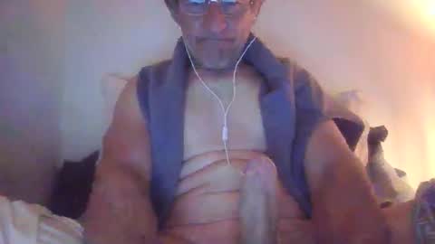Snapshot of scotchwhieskie chatting on October 7, 10:25 pm scotchwhieskie online show from October 7, 10:25 pm